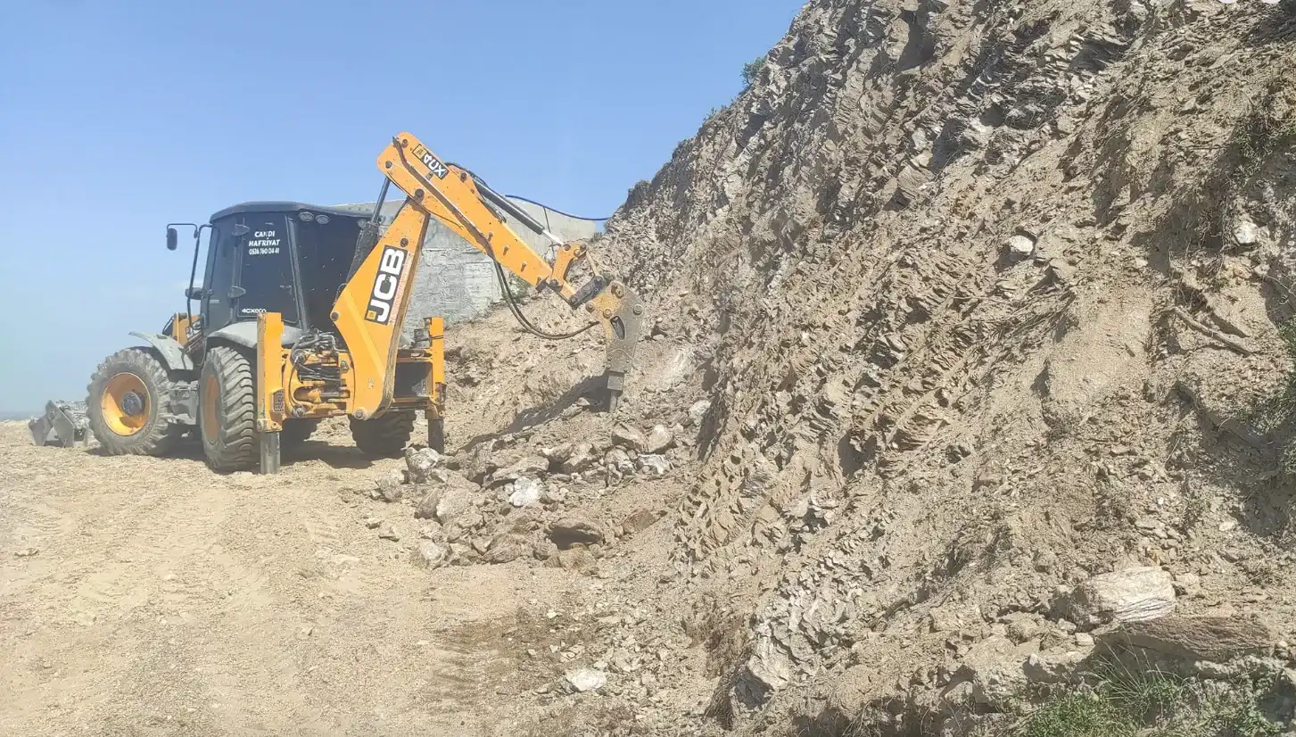 Denizli temel kazısı - JCB kepçe ile sert zemin sökümü