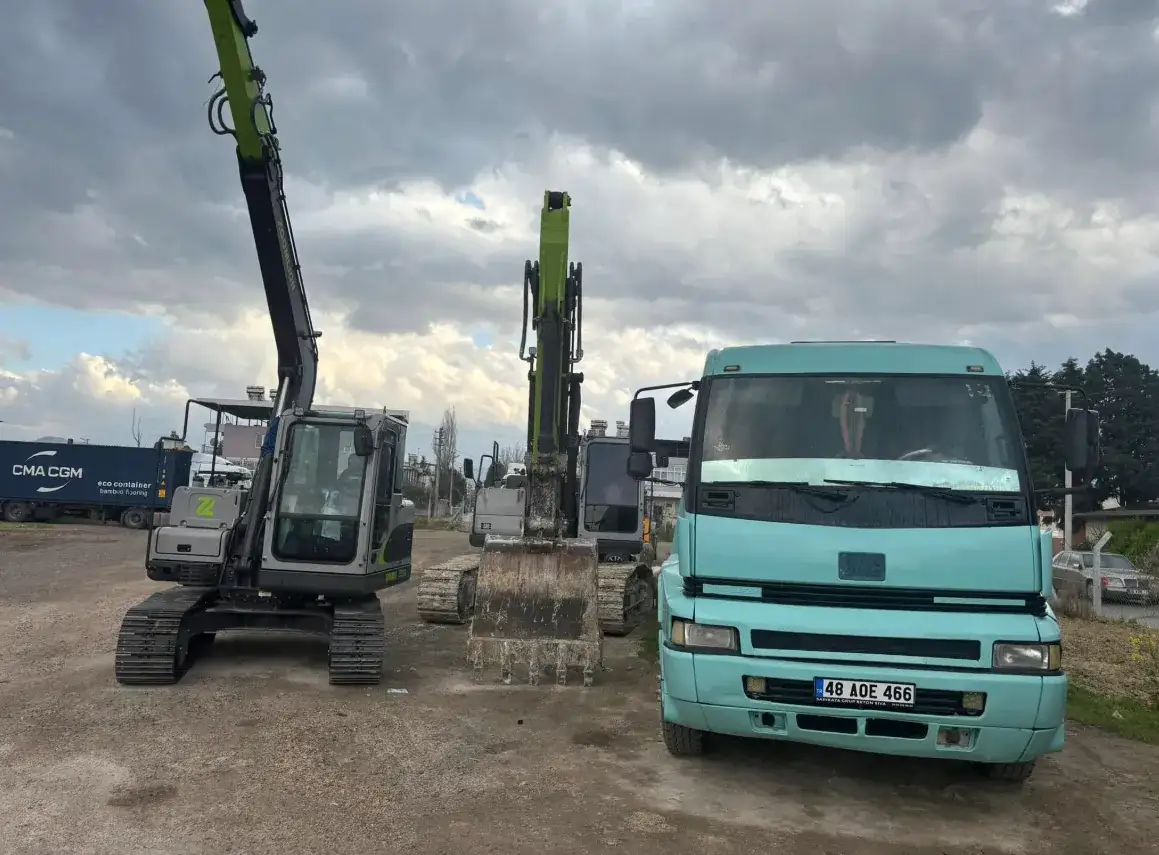 CNT Hafriyat makine parkı - ekskavatör ve kamyon